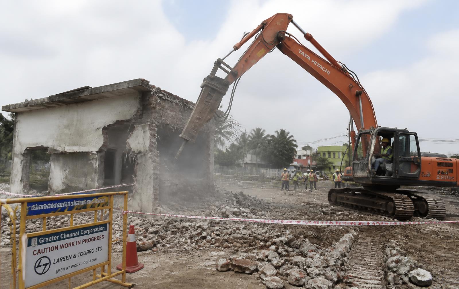 Building demolition work in Vellore carried out with an excavator and hydraulic breaker